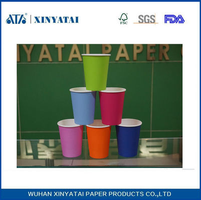 中国 マルチカラーカスタム用紙コーヒーカップ、ホットドリンクや冷たい飲み物用の使い捨て紙コップ サプライヤー