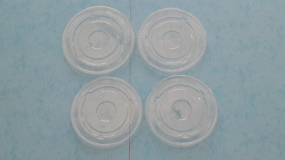 中国 冷たい飲み物紙コップ用PET直径90mmクリアフラット紙コップ蓋 サプライヤー