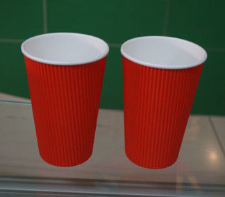 中国 赤い PE の塗被紙のさざ波の紙コップはふた 500ml が付いているコーヒー カップを絶縁しました サプライヤー