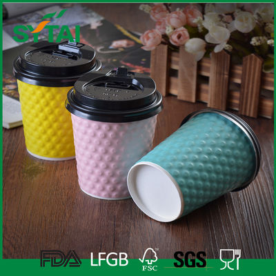 中国 創造的な浮彫りになるロゴのさざ波の紙コップは、カスタマイズされる熱く使い捨て可能なコーヒー カップ設計します サプライヤー